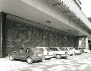 Reliefwand "Traditionen der revolutionären Arbeiterbewegung" : Reliefwand "Traditionen der revolutionären Arbeiterbewegung". Beton (1973; R. Sitte, H. Peschel, E. Ponndorf, V.Wanitschke). Halle, Leipziger Straße, Landesinstitut für Lehrerfortbildung