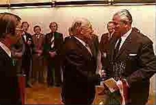 Feier im Bauhof zum 70.Geburtstags Heinz Schmeissners: Gratulation durch OBM Urschlechter, links Otto Peter Görl