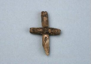 Holzkreuz vom Stab eines Bischofs oder Heiligen?