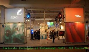 Messestand der Hermann von Helmholtz-Gemeinschaft Deutscher Forschungszentren (HGF) auf der Hannover-Messe 2002