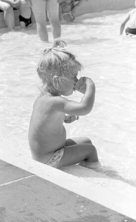 Erfrischung im Freibad Rüppurr.