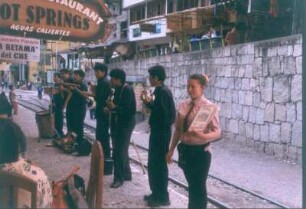 Aguas calientes . Straßenband vor einem Café