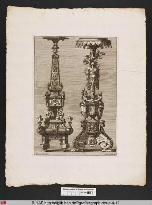 Zwei Kerzenhalter, verziert mit Ornamenten, Grotesken, mythologischen Figuren, Rauchgefäßen, Mischwesen, Fischen, einer Rüstung, Waffen und floralen Elementen.