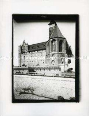 Außenansicht des Hochschlosses mit der Chorseite der Schlosskirche der Marienburg