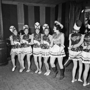 Karneval: Hotel Oldesloer Hof, Saal: Prunksitzung: Veranstalter Oldesloer Männerchor von 1844, Oldesloer Singakademie von 1946: Bühne: Mädchengarde und Tanzmariechen beim Säbeltanz, 27. Februar 1960