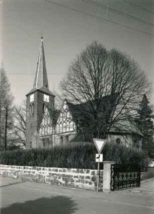 Beilrode. Dorfkirche (1909). Ansicht von Südosten mit Friedhofsmauer