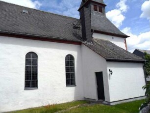 Evangelische Kirche - Kirchturm mit Sakristei und Langhaus (Gründung 13 Jh-Übergangsstil - im 17 Jh und später stark überarbeitet) von Südwesten über Kirchhof
