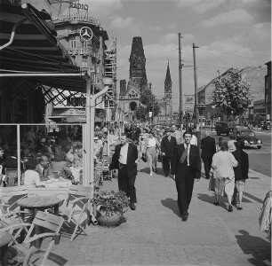 Berlin-Charlottenburg, Kurfürstendamm. Restaurant Berlin mit Außenplätzen und Passanten. Blick nach Ostsüdost zur Ruine der Kaiser-Wilhelm-Gedächtniskirche