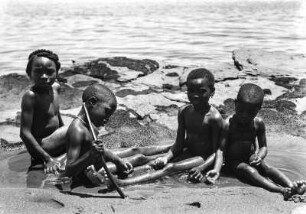 Kinder an einem Strand : Aufnahme mehrerer Kinder, die sich an einem Strand befinden.