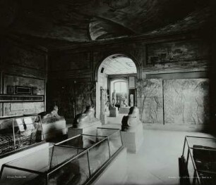 Dresden, Japanisches Palais, Saal 10, Antikensammlung, Mumienzimmer, Raumfassung von J. G. B. Theil, 1785/1786