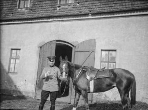 Mann in Uniform mit Pferd
