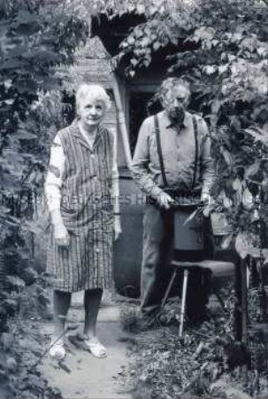 Älteres Ehepaar im Garten (Prämiertes Foto Sonderthema: Familienbilder)