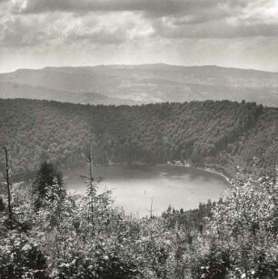 Ostkarpaten, Rumänien. Lacul Sfanta Ana (Heiliger Anna-See). Vulkan. Maar. Blick nach Süden gegen Munti Bodocului