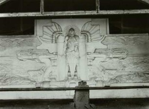 Leipzig, Michael-Relief für das Völkerschlachtdenkmal : Leipzig. Völkerschlachtsdenkmal. Behrens, Christian. Michael-Relief (wohl Modell) für das Völkerschlachtsdenkmal. Wohl Gips. Ausgestellt zu Sammlungszwecken