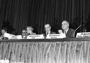 Freiburg im Breisgau: Bundeskanzler Helmut Kohl, Ministerpräsident Lothar Späth und Agrarminister Ignaz Kiechle bei der Großkundgebung des deutschen Bauerntages in der Stadthalle