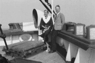 Bordleben. Junges Paar an Deck eines Passagierschiffes