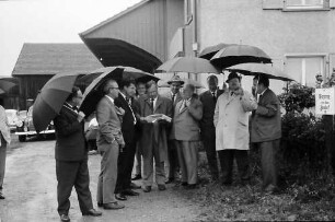 Pfullingen: Straßenbesichtigung mit Regierungspräsident Dichtel, unterm Regenschirm