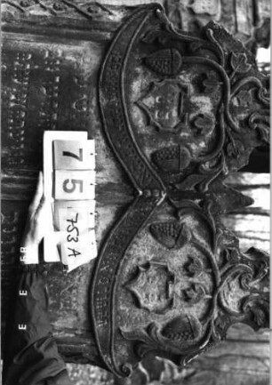 Grabstein 753 (Index: 99751602) Material: Sandstein Zustand: leicht verwittert Maße HxBxT: 164x105x15 cm Beschreibung: Doppelstele, zwei Schriftfelder eingetieft Symbolik: Pinienzapfen, Wappenschilde, Ranken, Muscheln, Schriftband, geometrisches Fries: Grabstein 753A