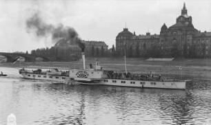 Personen-Seitenraddampfer "Tetschen" (1892, Werft Blasewitz) in Fahrt stromauf vor dem Innenministerium in Dresden