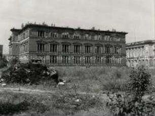 Die Ruine der ehemaligen Gestapo-Zentrale auf dem Gelände des Prinz-Albrecht-Palais