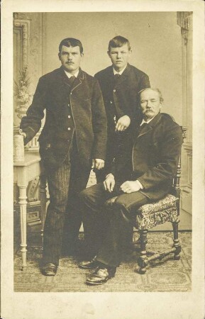 [Fotografie dreier Männer]