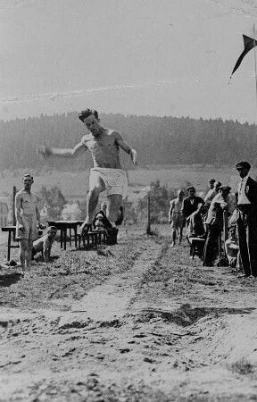 Arbeitersportler beim Weitsprung : Arbeitersportler beim Weitsprung