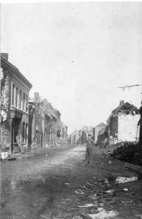 Zwei Soldaten, die auf der Hauptstraße des zerstörten Auchy-les-Mines stehen "Zum Andenken an den Weltkrieg von deinem Bruder Philipp (14/15/16)"