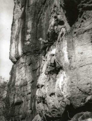 Sächsische Schweiz. Schrammsteine, Falkenstein. Seilschaft der Klettervereinigung "Märchentürmer" an der Kotzwand (VII a)