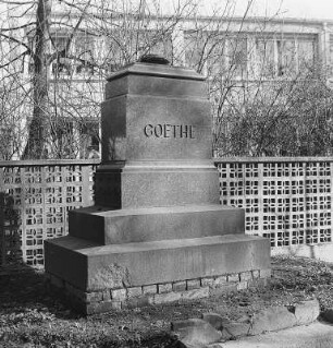 Pegau. Ernst-Rheinsdorf-Straße. Goethedenkmal (Basalt, Rosengranit), um 1890