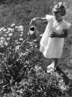"Sonnenkinder", "Beim Blumengießen"