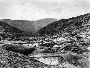 Der Garganta de Bohoyo : Blick auf ein felsiges Bergtal mit Pfad
