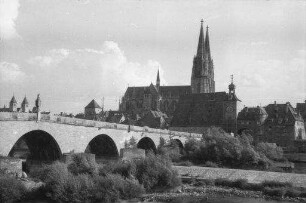 Regensburg: alte Steinbrücke und Dom