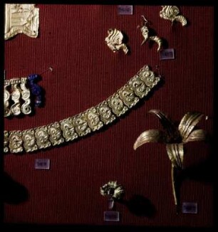 Athen. Archäologisches Nationalmuseum. Goldfunde aus Kuppelgrab von Kapaklí bei Volos, mykenisch