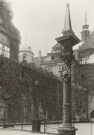 Stallhof : Dresden, Stallhof, Ringelstechsäule der Stechbahn, 1588
