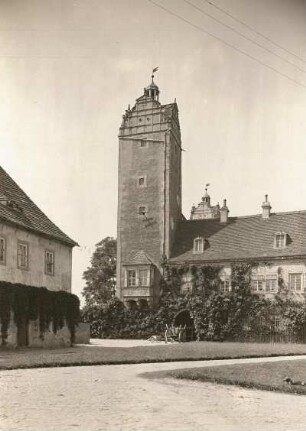 Strehla, Schloss Strehla, Südwestturm mit Erker