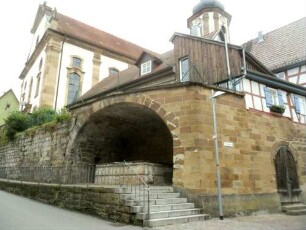 Kirche-Ansicht von Südwesten mit Kirche (Neubau 1753 im Jesuitenstil des Rococo) in erhöht liegendem Kirchhof über Futtermauer mit Brunnennische