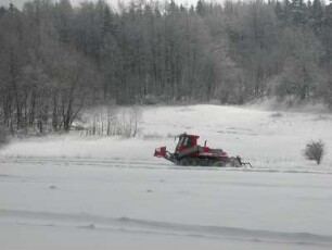 Sachsen-Anhalt, Friedrichsbrunn, Kurort im Unterharz, ideale Wintersportbedingungen, Loipe wird gespurt mit Fahrzeug