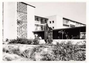 Grünflächen am Max-Planck-Gymnasium, Düsseldorf: Schulgebäude, Sitzmauer und Skulptur