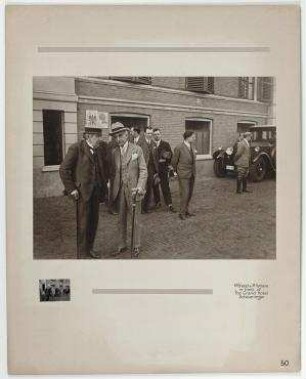 Der französische Außenminister Aristide Briand im Gespräch mit seinem belgischen Kollegen Paul Hymans am Rande der Haager Konferenz vor dem Eingang des Grand Hotels in Scheveningen. von links: Aristide Briand, Paul Hymans