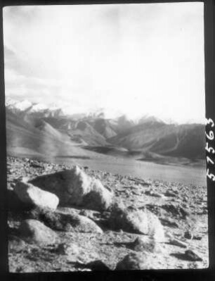Indien. Kashmir. Ladakh. Muztagh-Karakorum. Altmöränenlandschaft westlich Pobrangs. Blick nach Südwest über das Kob-Loombatal gegen Ladakh-Kette