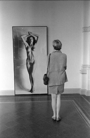 Im Martin Gropius Bau : Im Martin Gropius Bau, Monika vor Helmut Netwton Big Nude