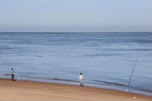 Frankreich. Aquitaine Gironde. Pointe de Grave. Muendung der Gironde. Angler am Strand