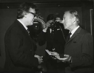 Joachim Henkel überreicht die Ehrenmedaille der Filmwirtschaft an Heinz Rühmann