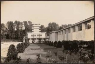 Fotoalbum: Deutsche Gartenbau- und Schlesische Gewerbe-Ausstellung (GUGALI), Liegnitz: Aufbauarbeiten der Ausstellungsgebäude: Rosen vor Bergerhalle und Weinrestaurant