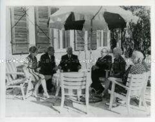 Wilhelm Pieck mit Besuch in seinem Sommerhaus in Prieros