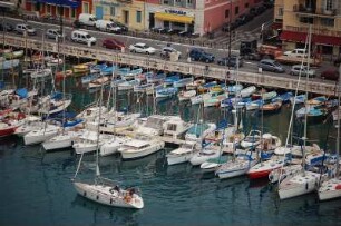 Nizza - Yachthafen : Hafenbecken (Bassin Lympia), Blick vom Schlossberg, mit Segelbooten. Aufgenommen in Nizza 2006