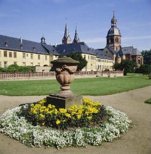 Seligenstadt. Konventbau der ehemaligen Klosteranlage mit Basilika St. Marcellinus und Petrus von Südosten