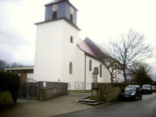 Ansicht von Norden mit Kirche (Neubau Jahr 1594 auf Spätromanischem Vorgänger)-Langhaus Jahr 1930 nach Westen erweitert