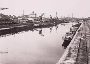 Riesa-Gröba, Binnenhafen : Riesa-Gröba, Binnenhafen. Hafenbecken westlich der Strehlaer Straße mit Schleppkähnen und Kaianlagen