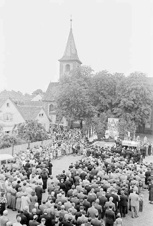 Fronleichnamsprozession der Heiliggeist-Pfarrgemeinde Daxlanden.